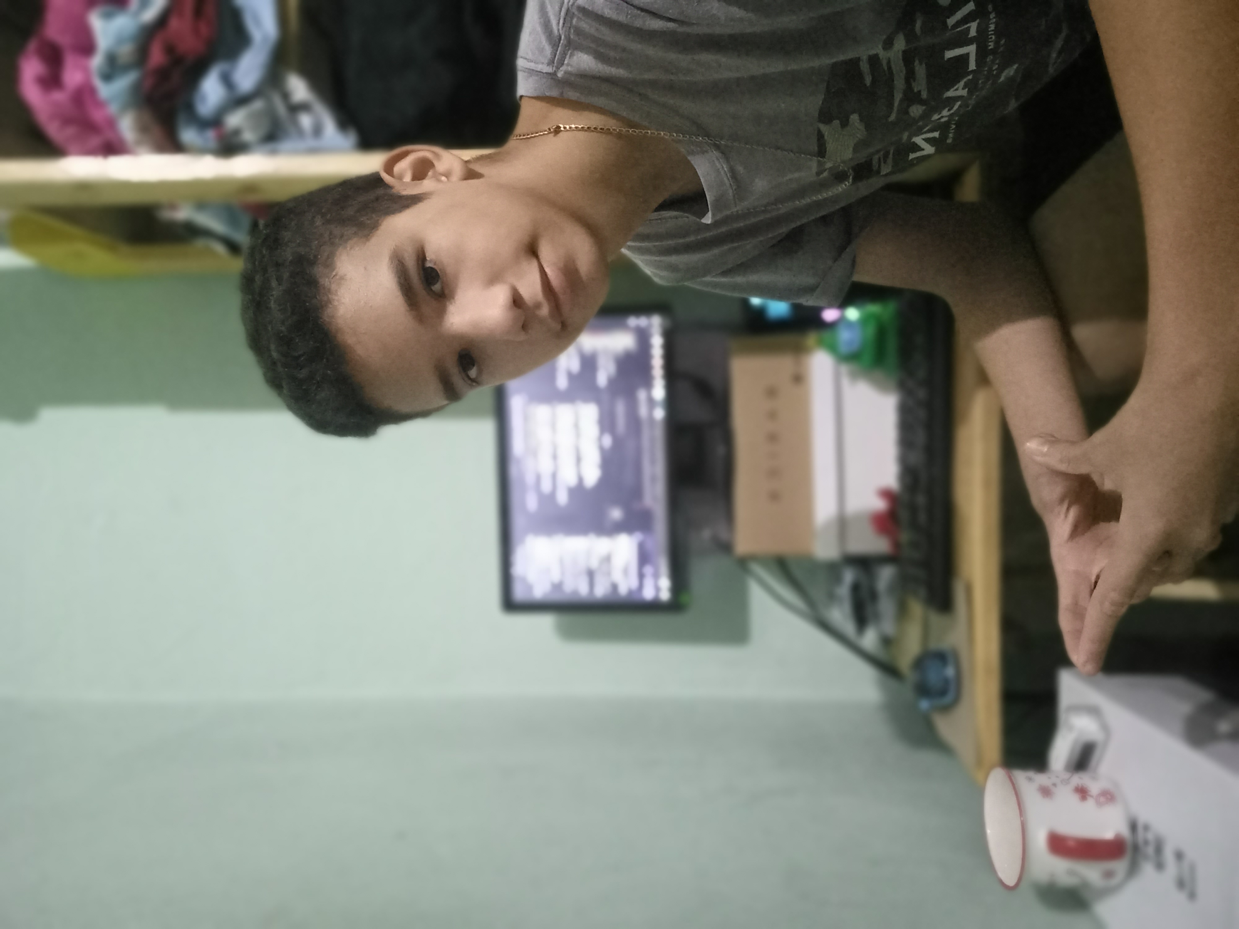 Dylan Orzatty, CEO de Orzatty Holdings, en su workspace con PC Pentium G645